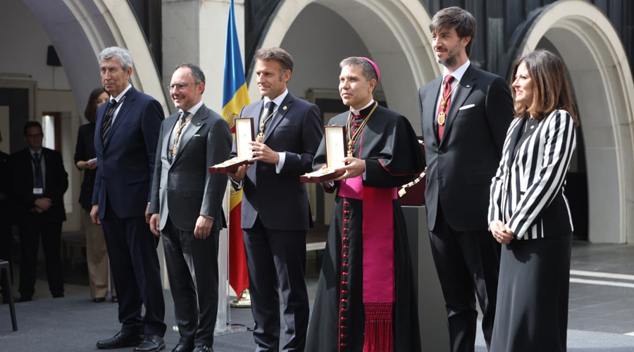 Els dos Coprínceps han rebut la distinció de mans del síndic i del cap de Govern (RTVA)