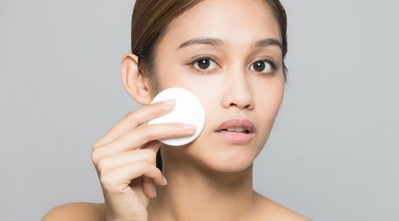 Una noia desmaquillant-se