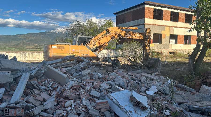 Treballs d'enderroc i neteja al recinte de l'antiga caserna militar, a la Ciutadella de Castellciutat