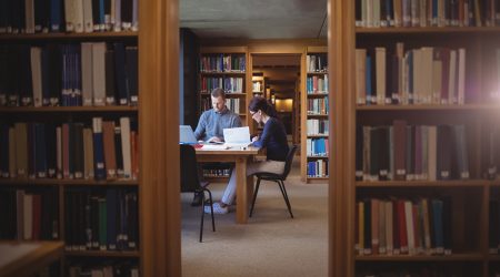 El text aprovat estableix procediments transparents i competitius per a l’accés a la carrera diplomàtica