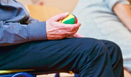 Imatge d'un padrí fent exercicis de motricitat