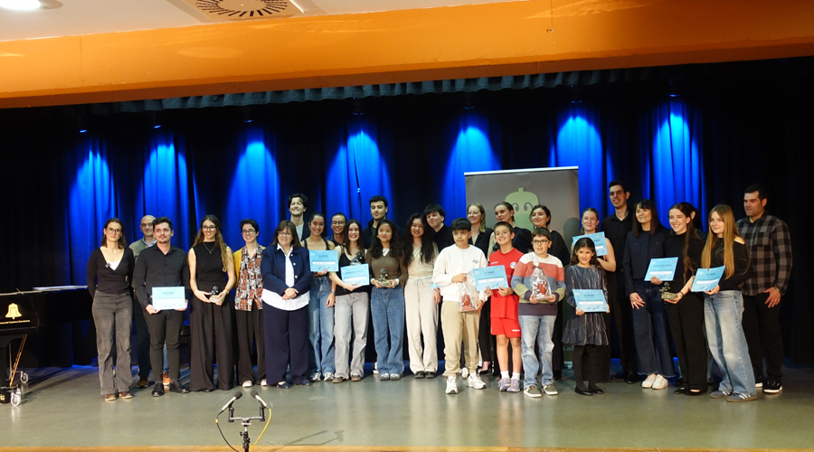 Foto de família amb els guanyadors del concurs (Associació Amics del Cambra Romànica)