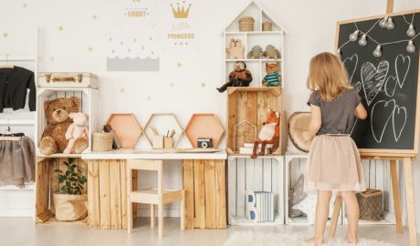 Una habitació infantil decorada amb enginy