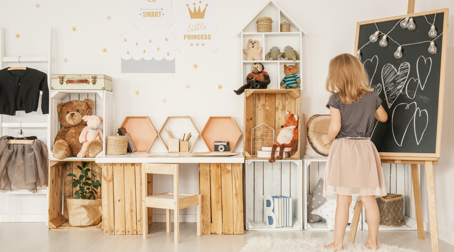 Una habitació infantil decorada amb enginy