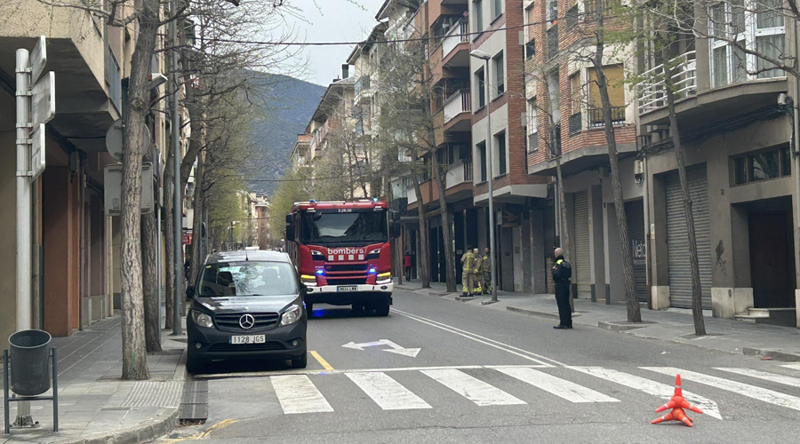 Intervenció dels Bombers en un bloc de pisos de l'avinguda del Salòria, avui dimecres