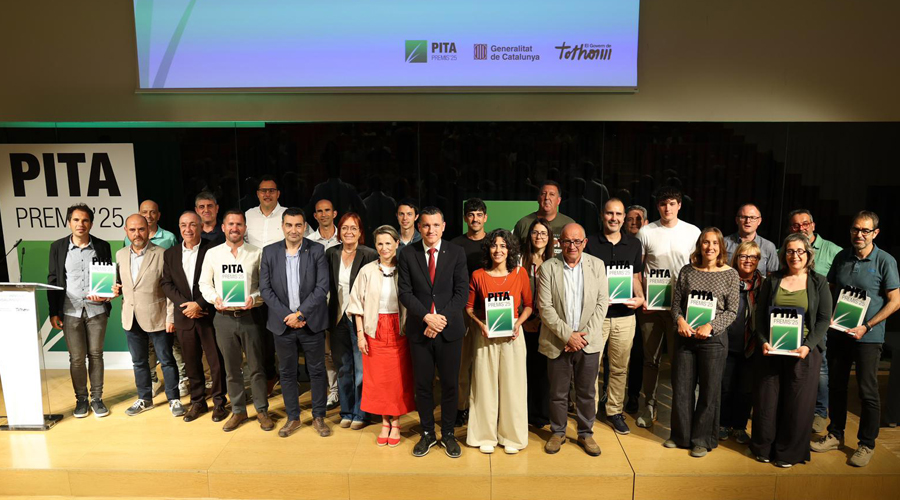 Fotografia del conseller Òscar Ordeig amb els premiats (Govern.cat)