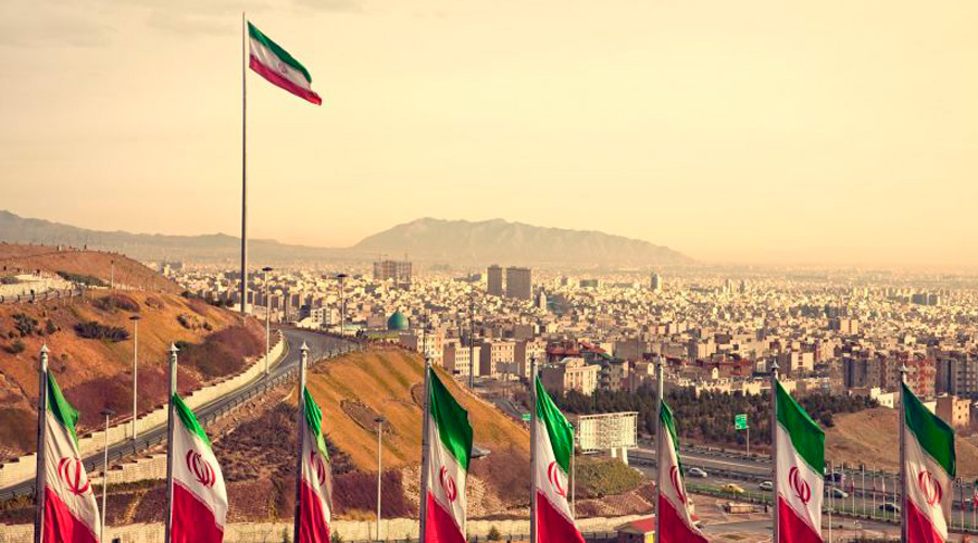 Una filera de banderes de l'Iran a Teheran