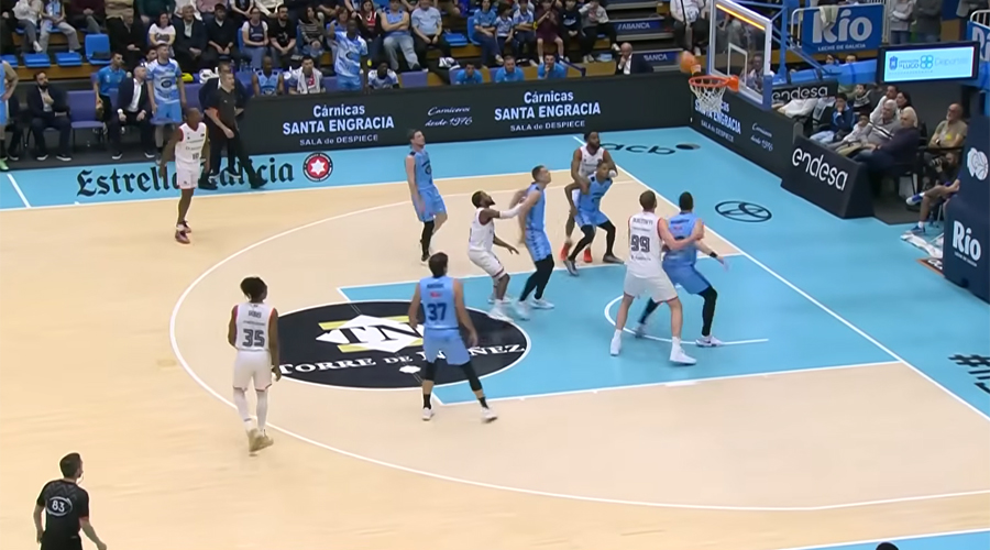 Instant del partit entre el Río Breogán i el BC Andorra