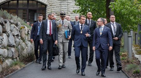 En primer terme, el copríncep francès, Emmanuel Macron i el cap de Govern, Xavier Espot