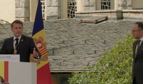Macron i Espot a la plaça del Poble