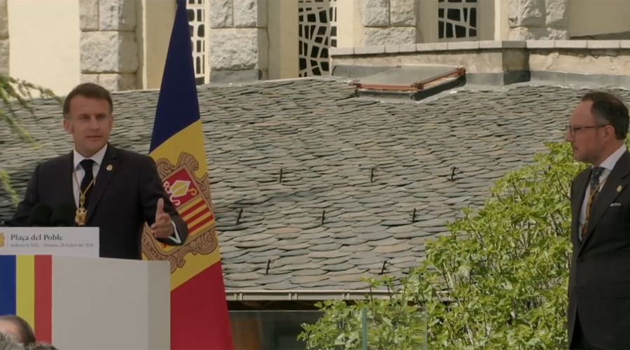 Macron i Espot a la plaça del Poble (RTVA)