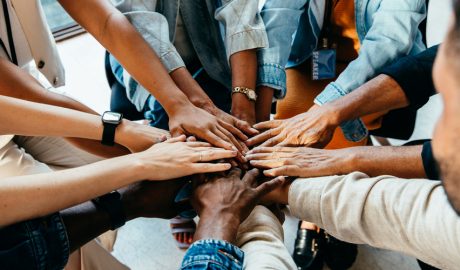 Una imatge que escenifica la cooperació