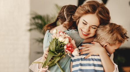 Una mare sent obsequiada amb flors pels seus dos fills