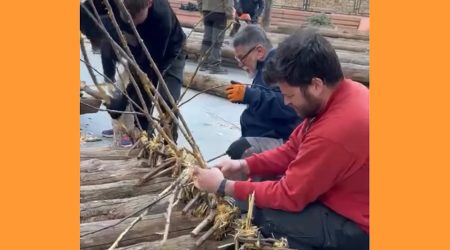 Construcció dels rais a Coll de Nargó, aquesta setmana, per a la Baixada dels Raiers