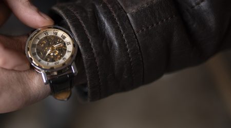 Un home portant un rellotge