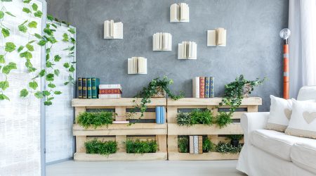 Una sala d'estar decorada de forma sostenible