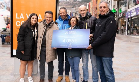 Lliurament del xec als responsables d'ATIDA