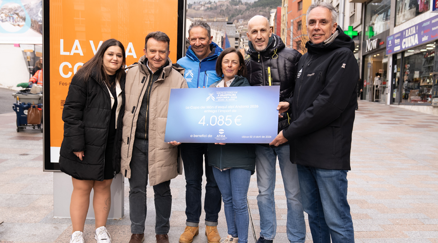 Lliurament del xec als responsables d'ATIDA