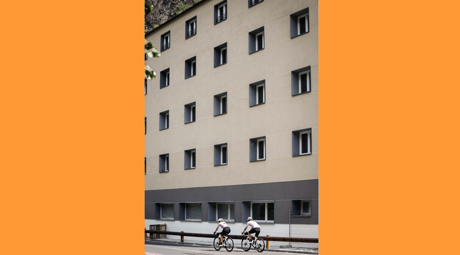 L'edifici està situat a la carretera general 1, al poble d’Aixovall (SFGA)