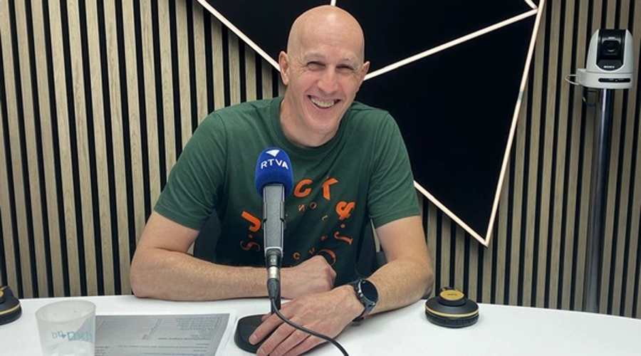 Toni Gamero en una entrevista a la ràdio pública