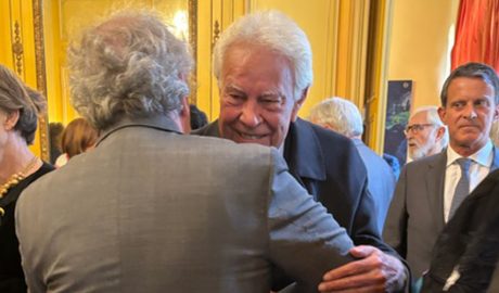D'esquena, Jaume Bartumeu saludant Felipe González i, a la dreta, Manuel Valls
