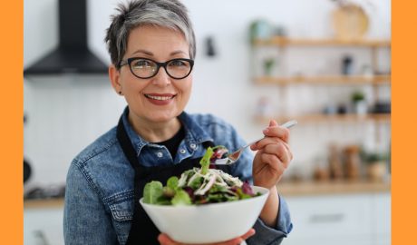 Una dona arribada a la cinquantena alimentant-se