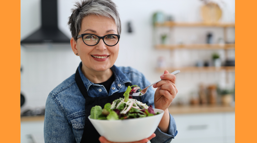 Una dona arribada a la cinquantena alimentant-se