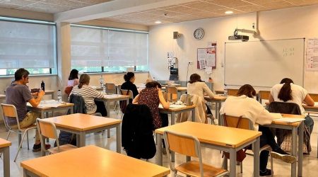 Vàries persones fent un examen de català