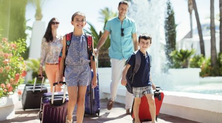 Un família de viatge de vacances