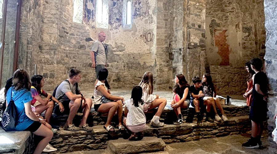 Visita a l'església de Sant Vicenç d'Estamariu, durant el Campus 2025 (Foto d'arxiu/Fundació Planes Corts)