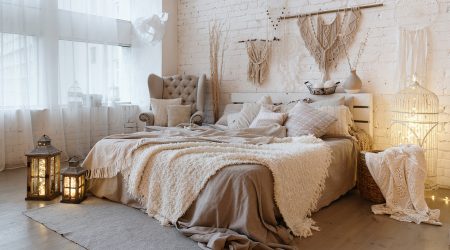 Una habitació decorada estil hygge