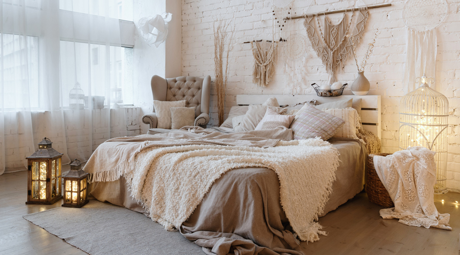 Una habitació decorada estil hygge