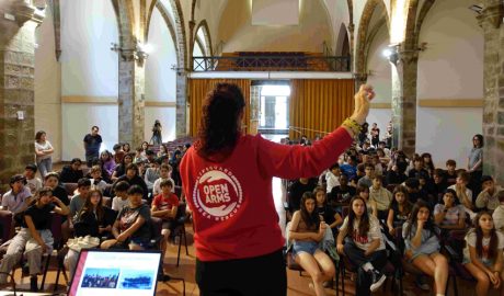 Marta Teixidó, d'Open Arms, amb els alumnes de la Seu