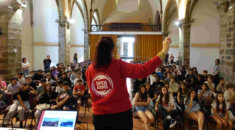 Marta Teixidó, d'Open Arms, amb els alumnes de la Seu
