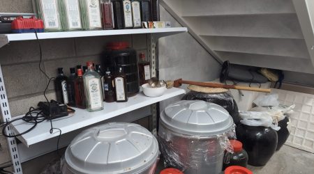 La instal·lació desmantellada per a elaborar beguda fermentada
