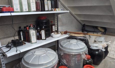 La instal·lació desmantellada per a elaborar beguda fermentada