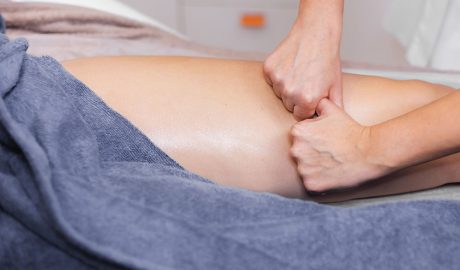 Una professional realitzant cures a la cama d'una pacient