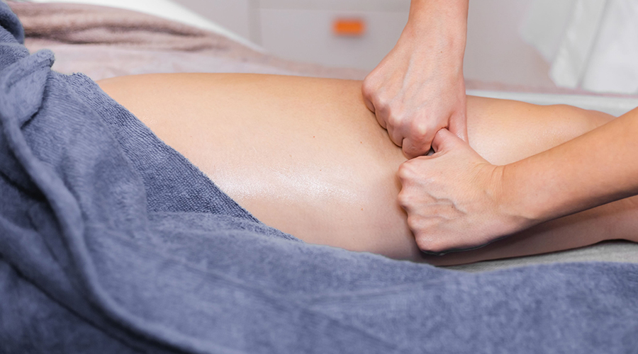 Una professional realitzant cures a la cama d'una pacient
