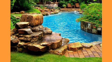 Bonica piscina natural en una propietat privada