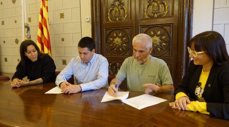 Les dues parts signant el conveni