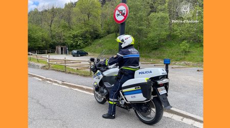 Un policia fent tasques de control en un espai prohibit per a acampar