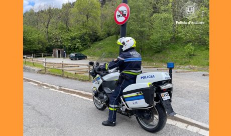 Un policia fent tasques de control en un espai prohibit per a acampar