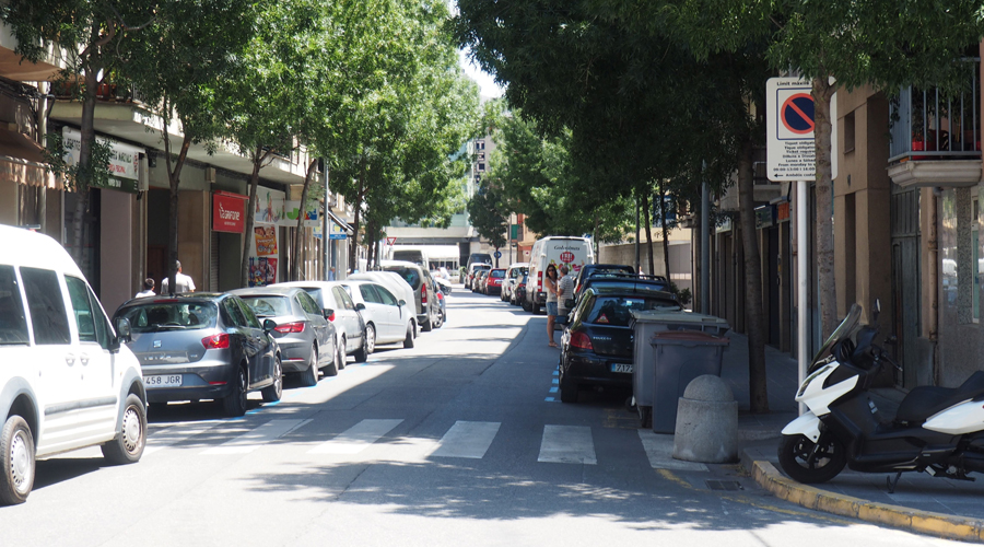 El carrer de la Regència d'Urgell, al tram entre els carrers Sant Ot i Llorenç Tomàs i Costa