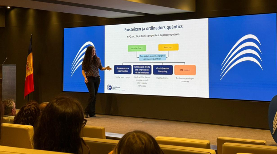 Fotografia de la darrera conferència, amb la doctora Alba Cervera Lierta