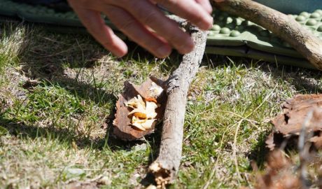 Els participants aprendran, entre d'altres, a fer foc per fricció amb la tècnica de l’arc