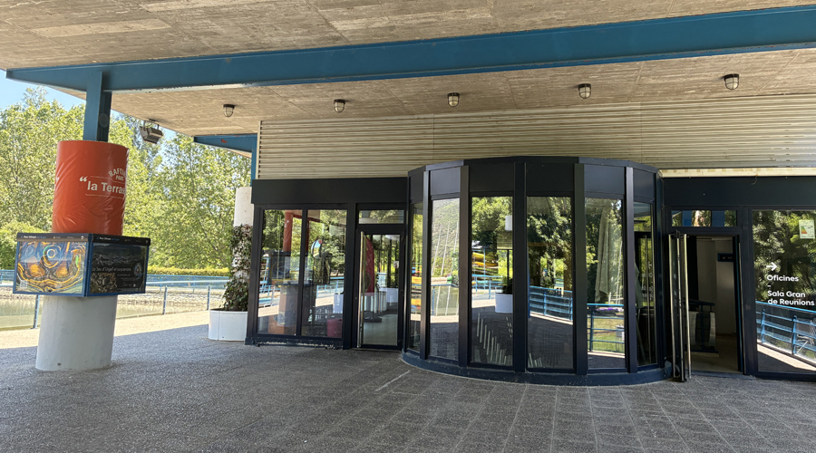 Terrassa del Parc del Segre on hi ha el de bar-restaurant que actualment es troba tancat