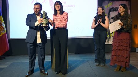 La ministra, Mònica Bonell, lliurant el premi a Toni Mata