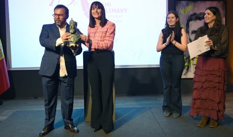 La ministra, Mònica Bonell, lliurant el premi a Toni Mata