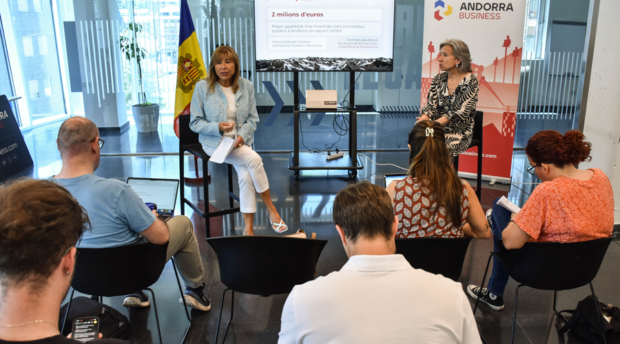 Conxita Marsol i Judit Hidalgo durant la presentació