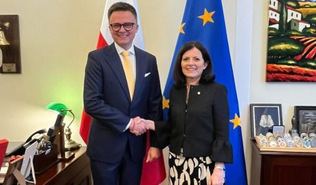 El vicepresident del Parlament polonès, Szymon Holownia, i Imma Tor